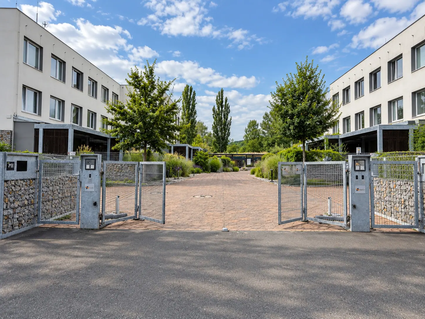 Budovy rezidence s parkováním za elektronickou bránou